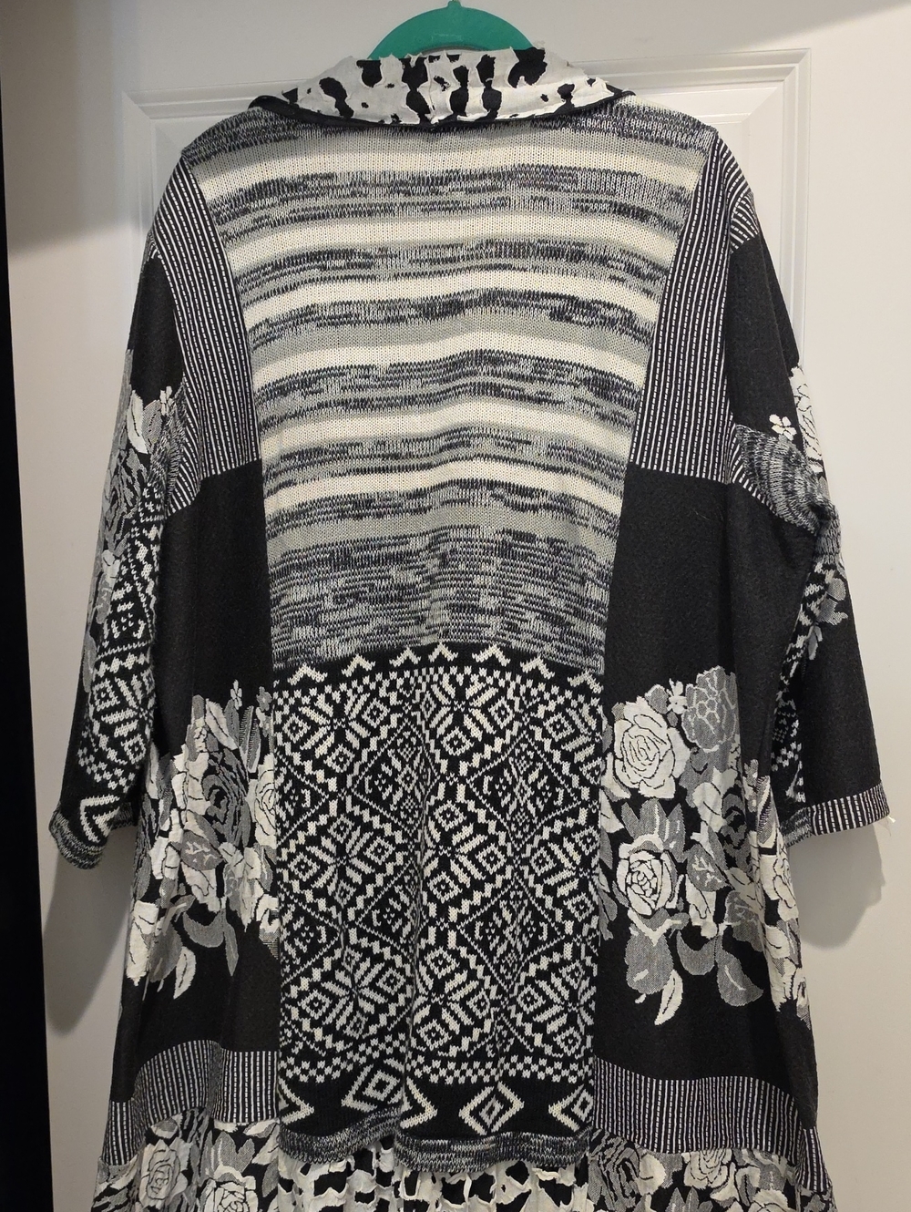 Ali Miles Black & White Floral Mixed Pattern Ruffle Front Cardigan Sweater 2x - Picture 4 of 4